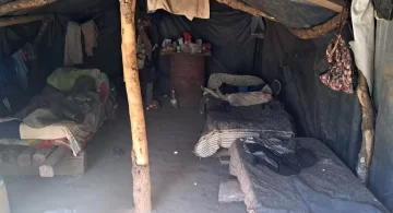 Aberrante caso de explotación laboral: 10 trabajadores del carbón dormían en pallets, sin baño, y ganaban $150 mil Aberrante caso de explotación laboral: 10 trabajadores del carbón dormían en pallets, sin baño, y ganaban $150 mil