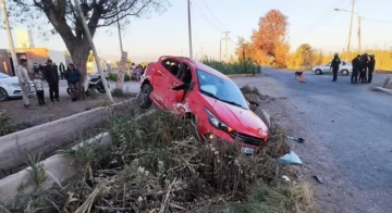Madre e hijo fueron hospitalizados después de caer a un canal tras chocar en su auto contra un camión Madre e hijo fueron hospitalizados después de caer a un canal tras chocar en su auto contra un camión