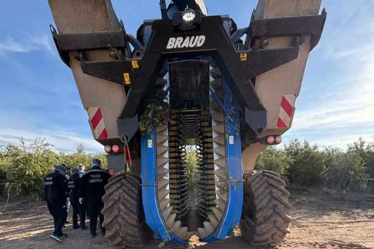 Cosechaba con una gran máquina cuando aplastó y mató a un operario