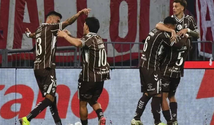 Platense se metió en la historia