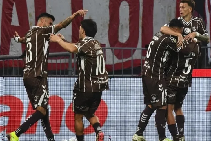 Platense se metió en la historia