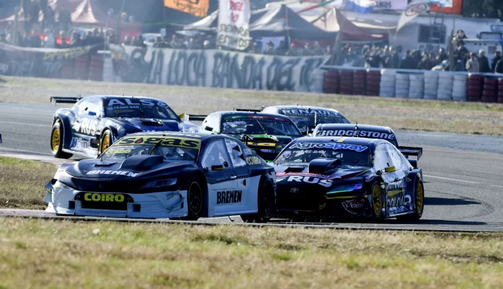 Por el motor de su auto Tobías se quedó a píe Por el motor de su auto Tobías se quedó a píe