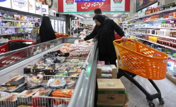 Iraníes huyen de la capital por ataques y precios altos