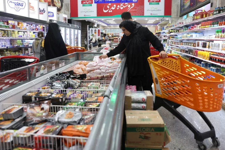 Iraníes huyen de la capital por ataques y precios altos