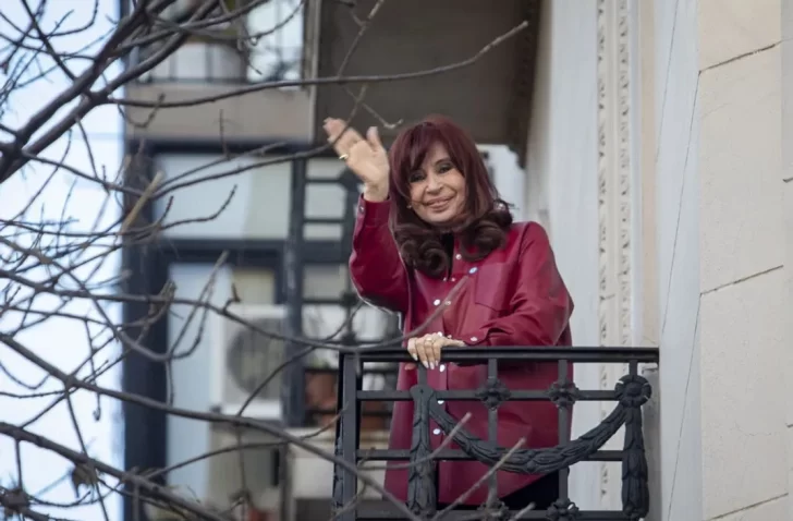 Autorizaron a Cristina salir al balcón y le pusieron tobillera