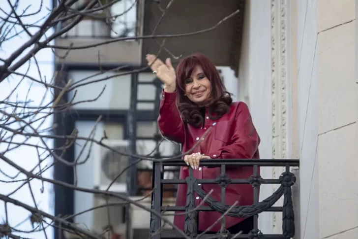 Autorizaron a Cristina salir al balcón y le pusieron tobillera