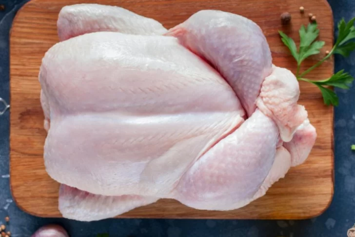 Hay un nuevo rey en la mesa de los argentinos: la carne de pollo