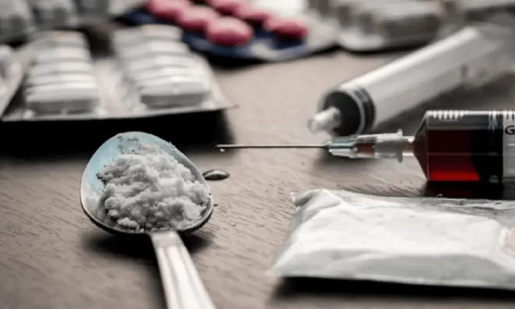 Más gente y a edades más temprana consume drogas