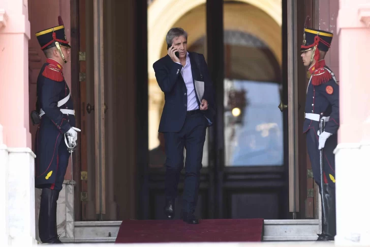 El Gobierno pone paños fríos al alerta por la falta de dólares