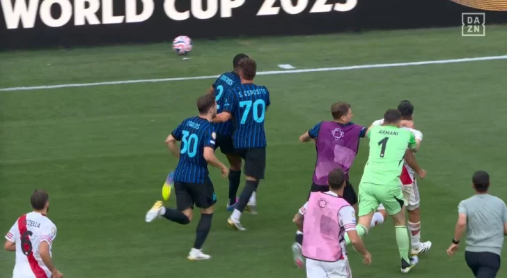 Escándalo en la eliminación de River: tuvieron que frenar a Acuña que lo buscó a Dumfries