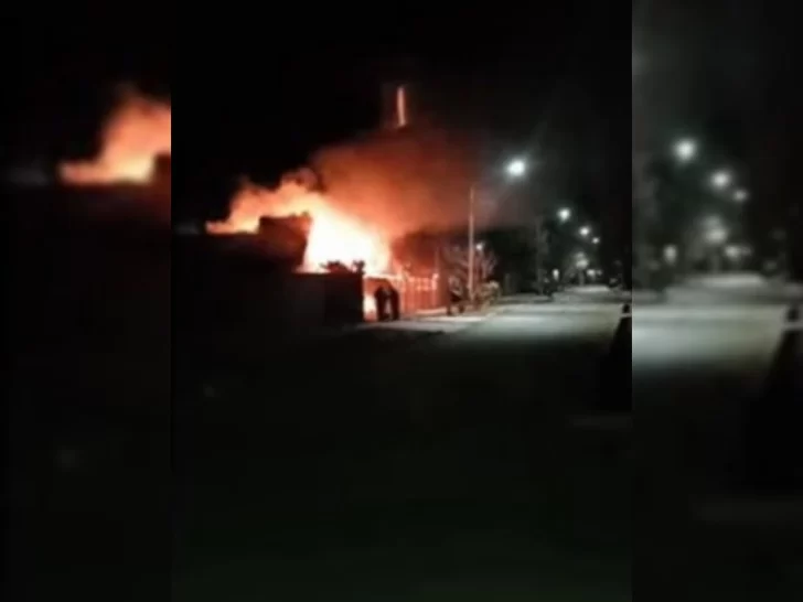 Barreal: controlaron un voraz incendio en una vivienda que se propagó a la casa vecina Barreal: controlaron un voraz incendio en una vivienda que se propagó a la casa vecina