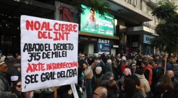 Hubo momentos de tensión en el abrazo en defensa del Instituto Nacional del Teatro