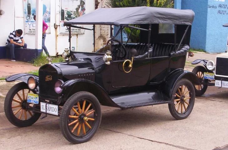 Historia atada con alambre