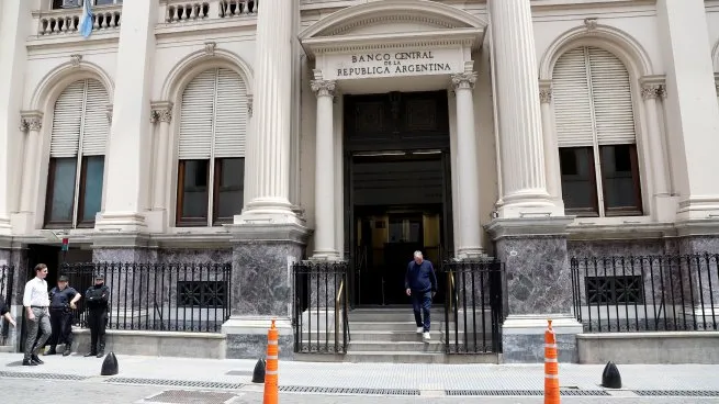 El Gobierno avanza en su plan para hacer crecer las reservas y buscará unos USD 3.000 millones