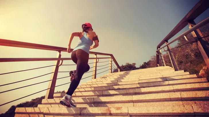 Subir escaleras como beneficios para cuerpo y mente