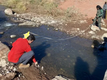 Alumnos de Biología estudian en profundidad al Río Huaco