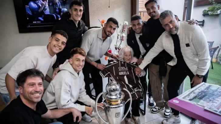 El gesto de Platense con la abuela de 98 años que se enteró del título por el diario que le llevó su nieto
