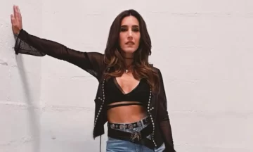 Soledad Pastorutti deslumbró con look rockero de corpiño, jean y transparencias