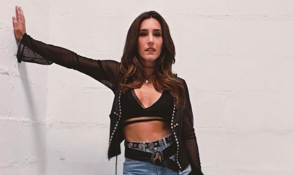 Soledad Pastorutti deslumbró con look rockero de corpiño, jean y transparencias Soledad Pastorutti deslumbró con look rockero de corpiño, jean y transparencias