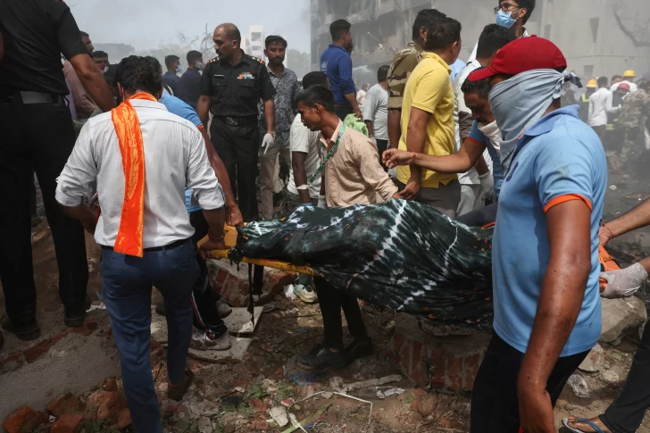 Corto y trágico vuelo en India: 241 muertos y un sobreviviente