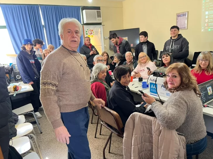 Un inquieto de la docencia dice adiós luego de 43 años