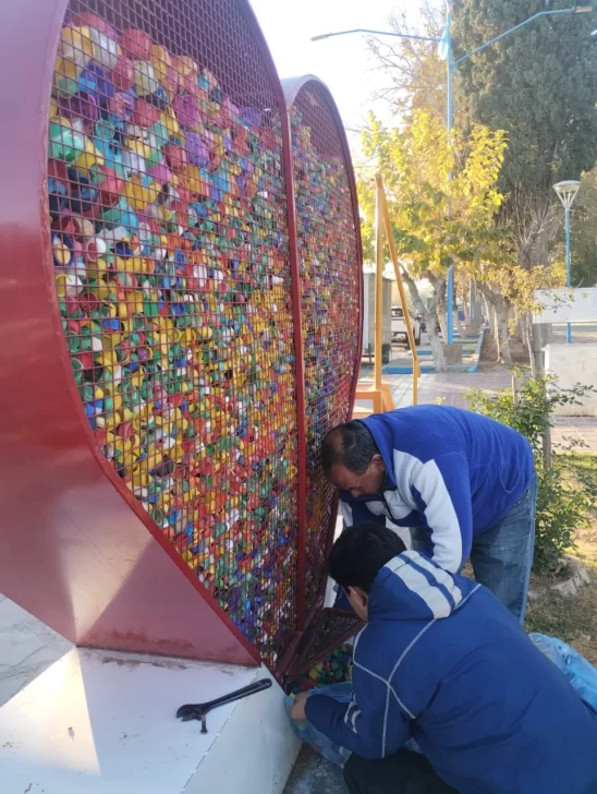Con ayuda vecinal, 25 de Mayo hizo su primer envío de tapitas a Garrahan