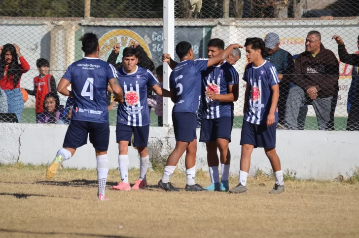 La Copa País puso primera con triunfo y goleada incluida de la selección de la Liga Sanjuanina en Jáchal La Copa País puso primera con triunfo y goleada incluida de la selección de la Liga Sanjuanina en Jáchal