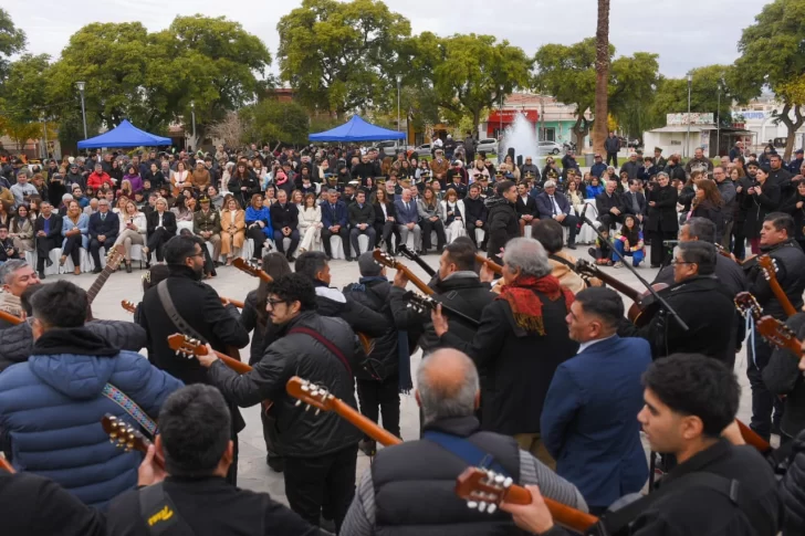 100 guitarras homenajearon a San Juan por su 463° aniversario 100 guitarras homenajearon a San Juan por su 463° aniversario