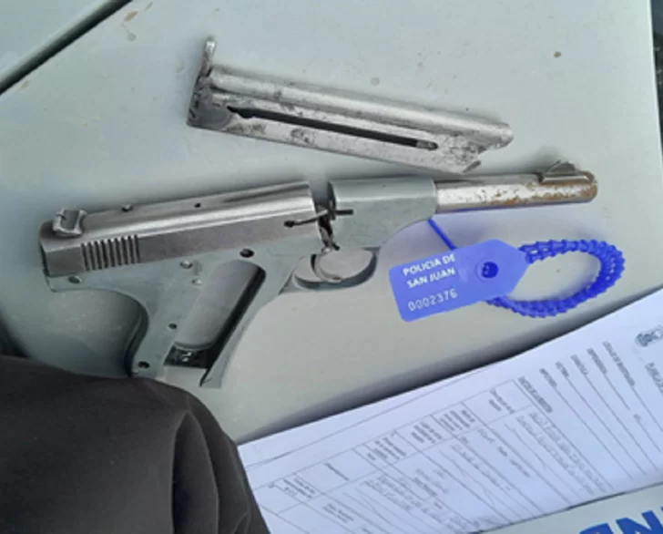 Detienen a un joven con un arma de fuego durante un control en la vía pública Detienen a un joven con un arma de fuego durante un control en la vía pública