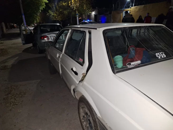 Robaron de un auto, huyeron y terminaron detenidos con el botín en la mano
