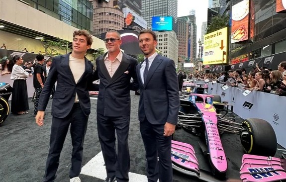 Franco Colapinto posó junto a Brad Pitt en el estreno de “F1: La película”