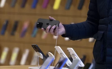 Ya son tres las marcas de celulares que bajaron los precios por la reducción de aranceles a la importación Ya son tres las marcas de celulares que bajaron los precios por la reducción de aranceles a la importación