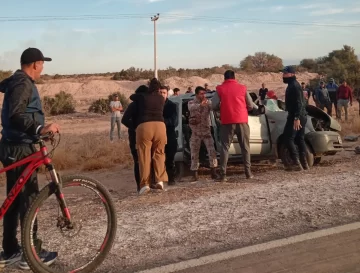 Un muerto y varios heridos tras el vuelco de una camioneta camino a Los Berros Un muerto y varios heridos tras el vuelco de una camioneta camino a Los Berros