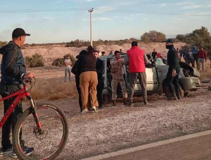 Un muerto y varios heridos tras el vuelco de una camioneta camino a Los Berros Un muerto y varios heridos tras el vuelco de una camioneta camino a Los Berros