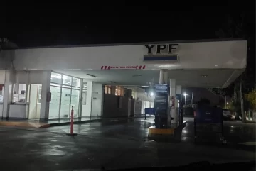 Enojo de vecinos y turistas porque la única estación de servicio de Valle Fértil cierra por horas sin avisar Enojo de vecinos y turistas porque la única estación de servicio de Valle Fértil cierra por horas sin avisar