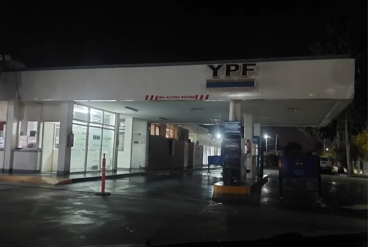 Enojo de vecinos y turistas porque la única estación de servicio de Valle Fértil cierra por horas sin avisar Enojo de vecinos y turistas porque la única estación de servicio de Valle Fértil cierra por horas sin avisar