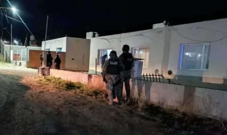 Un hombre se atrincheró en su casa y amenazó con matar a su familia con un hacha