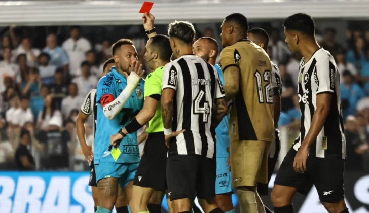 Neymar quiso hacer la “mano de Dios” pero terminó expulsado y con su equipo en zona de descenso Neymar quiso hacer la “mano de Dios” pero terminó expulsado y con su equipo en zona de descenso