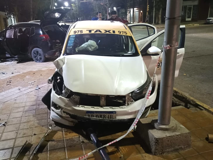 Le robaron a un delivery y viajaron en contramano varios metros hasta chocar violentamente contra un taxi Le robaron a un delivery y viajaron en contramano varios metros hasta chocar violentamente contra un taxi