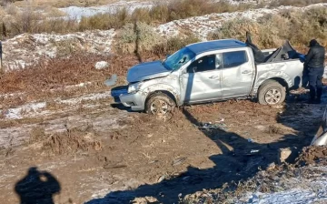 Tres médicos volcaron en Jáchal: el conductor perdió el control del vehículo por la ruta escarchada Tres médicos volcaron en Jáchal: el conductor perdió el control del vehículo por la ruta escarchada