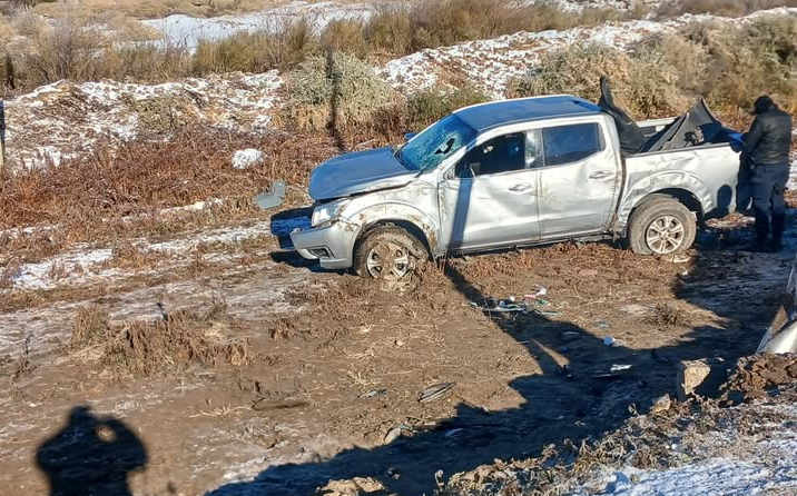 Tres médicos volcaron en Jáchal: el conductor perdió el control del vehículo por la ruta escarchada Tres médicos volcaron en Jáchal: el conductor perdió el control del vehículo por la ruta escarchada