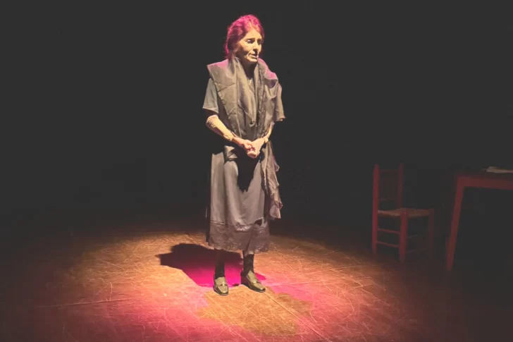 Una mujer triste que la hace muy feliz