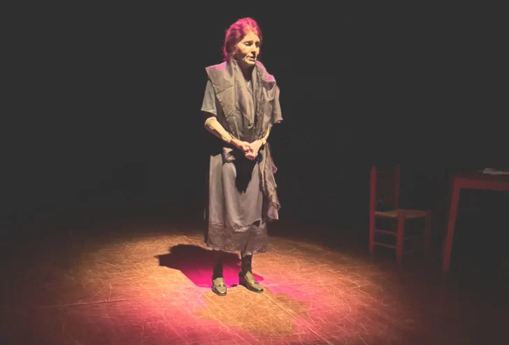 Una mujer triste que la hace muy feliz