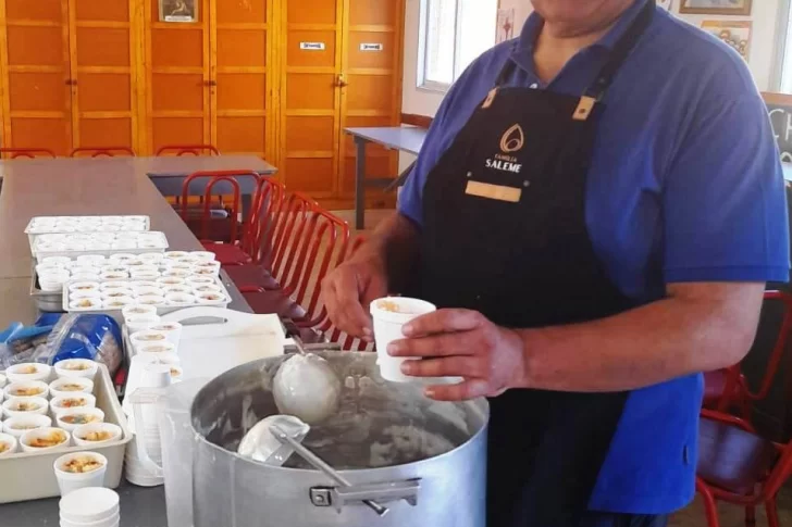 Famoso chef sanjuanino, una vez al mes, cocina para gente de la calle