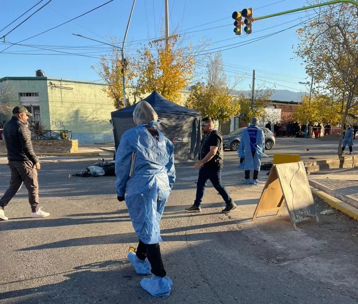 En moto y sin casco, murió al querer cruzar una esquina con semáforo: ¿corría picadas?