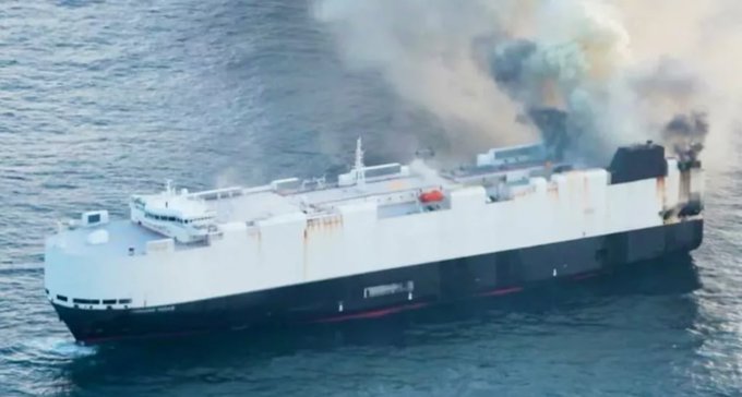 Se hundió un barco con más de 3.000 autos en el Océano Pacífico Se hundió un barco con más de 3.000 autos en el Océano Pacífico