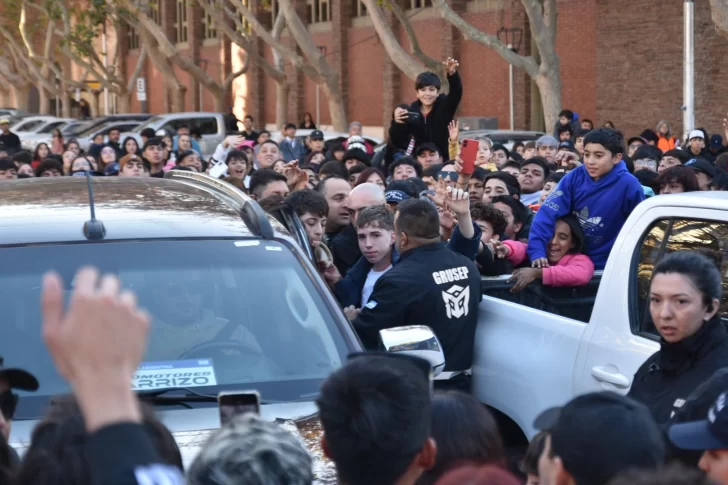 Desilusión por el evento de Peter Regalos en la Plaza 25 de Mayo: hubo desborde y se suspendió Desilusión por el evento de Peter Regalos en la Plaza 25 de Mayo: hubo desborde y se suspendió