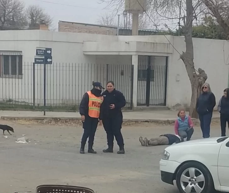 Una ciclista terminó hospitalizada tras ser embestida por un auto Una ciclista terminó hospitalizada tras ser embestida por un auto