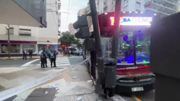 Recoleta: un colectivo atropelló a una mujer, chocó contra un semáforo y dejó 13 heridos