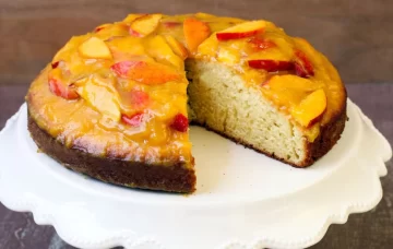 El paso a paso para preparar un bizcocho de durazno, fácil y rápido, para comer con cuchara